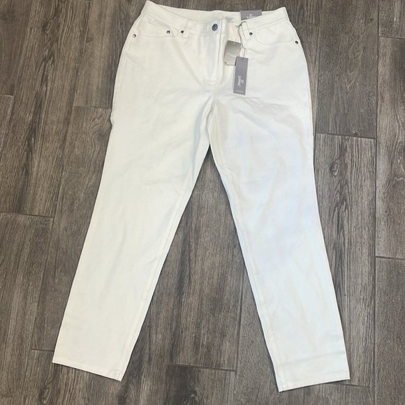 NWT Chico's Creamy White So Slimming Getaway Slim leg short pants - Picture 4 of 7